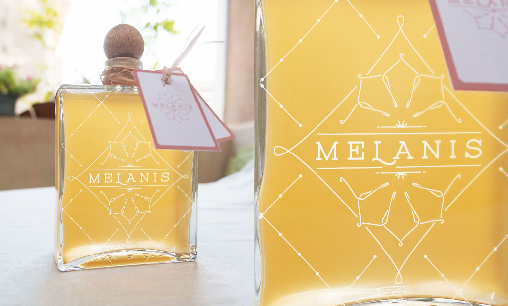 bouteille-mockup-2048x1235-blur